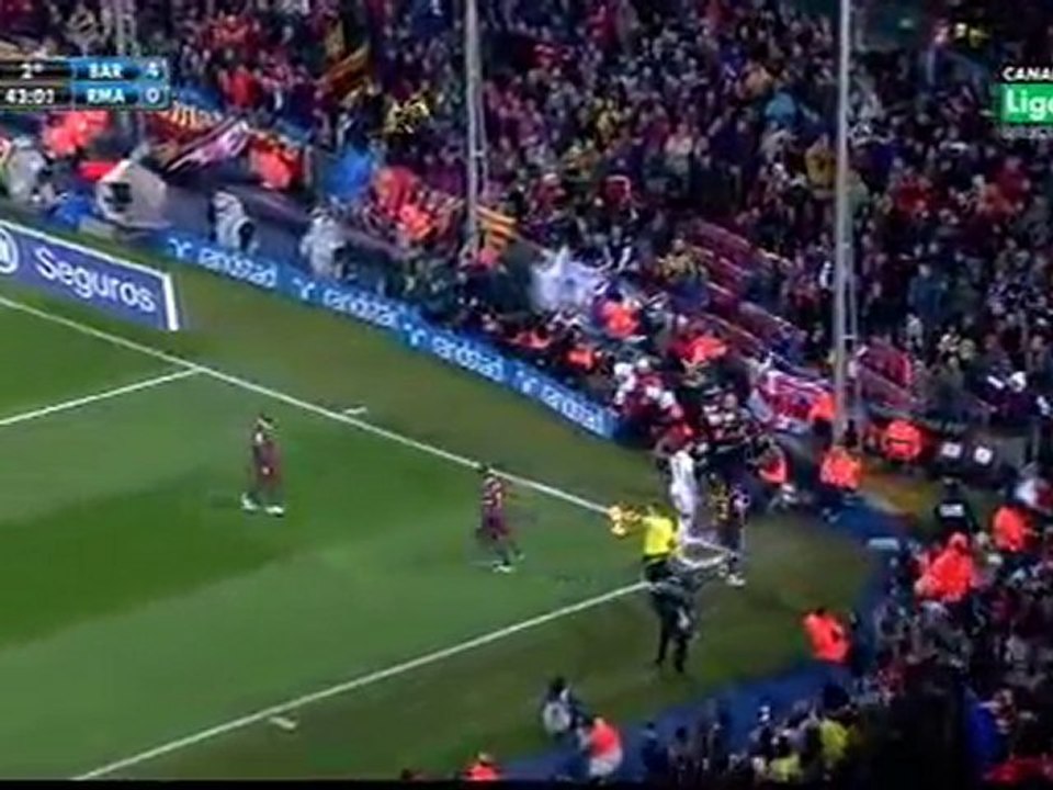 CR7 contra Abidal, Puyol y la línea de banda