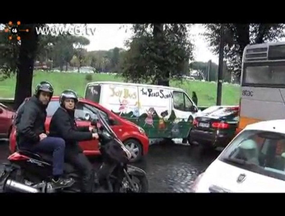 Cortei, pioggia e sciopero bus: il martedì nero di Roma