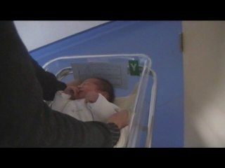 PAPA DONNE LE PREMIER BIBERON