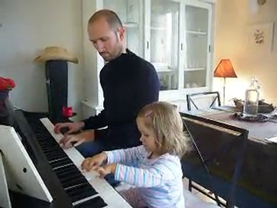 Charlotte et son papa au piano