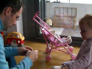 Clotilde décore son sapin