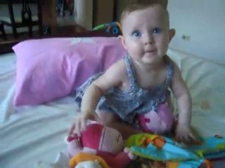 Théoline joue assise