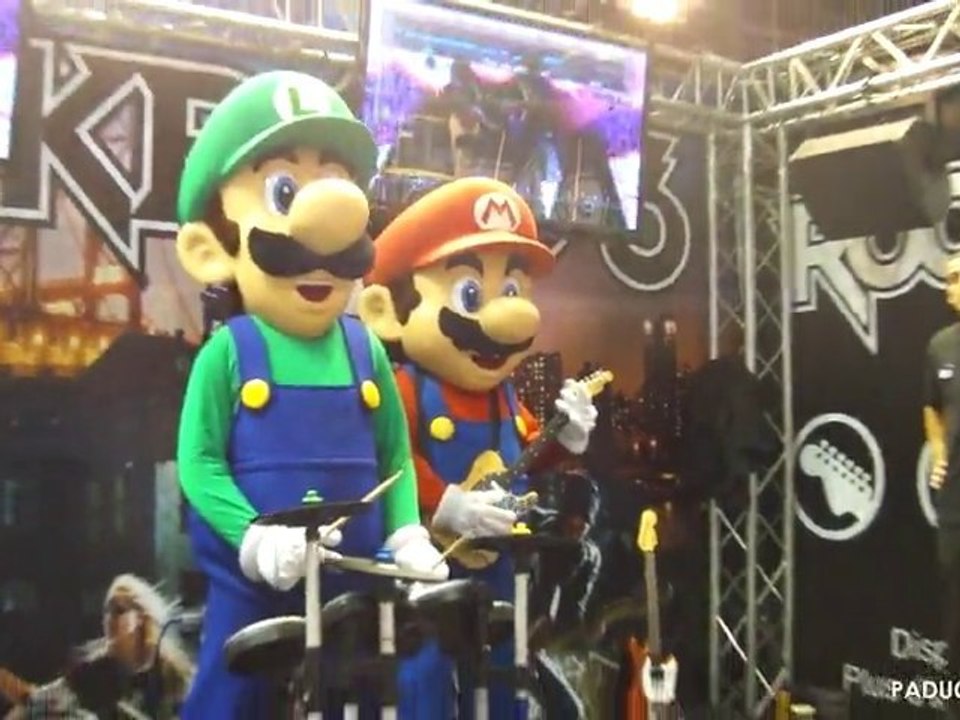 Mario et Luigi jouent à Rock Band 3 au Paris Game Week