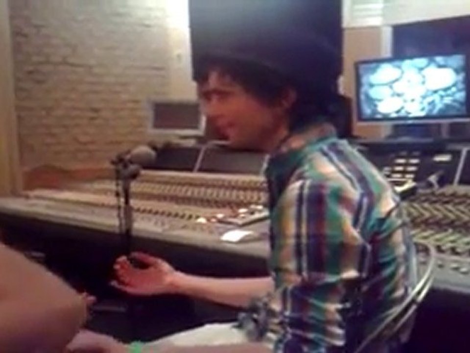 Tony Aguilar entrevista a Mika