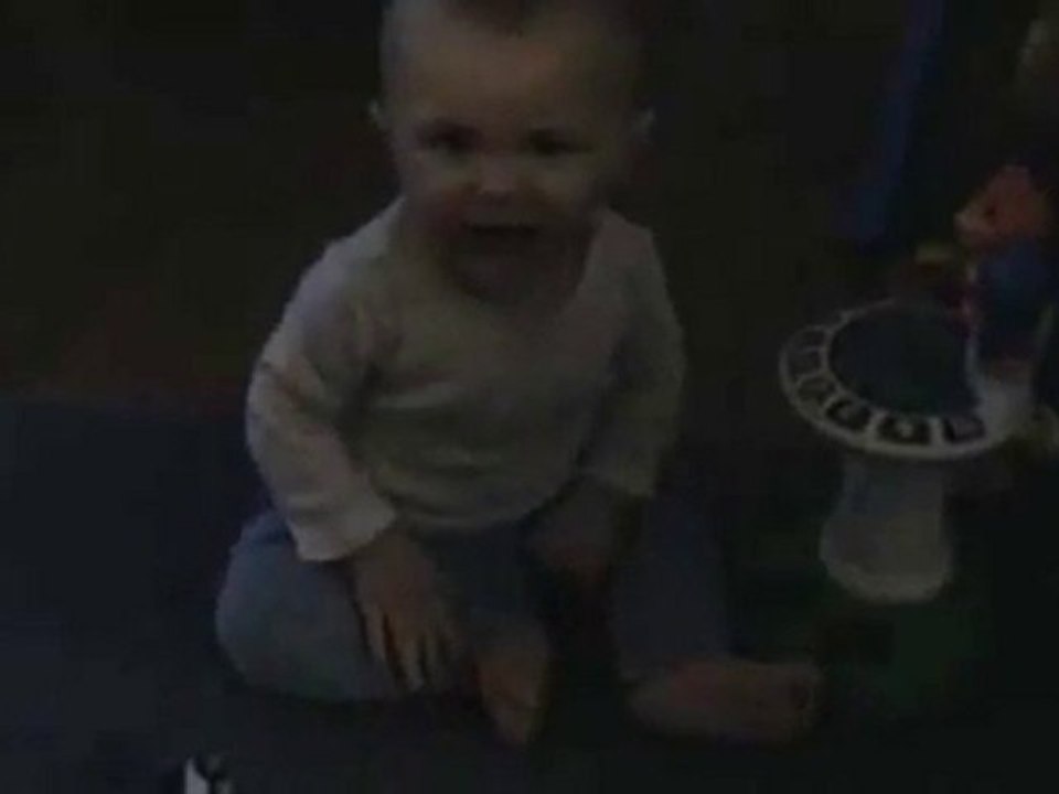 Il bimbo peta e si spaventa da solo