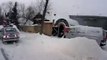 Slitta sulla neve e tampona auto della polizia
