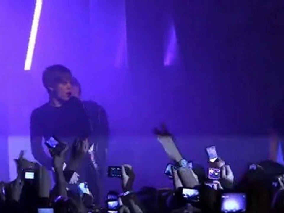 justin-bieber-bigger-live-paris-showcase