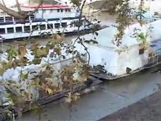 Un barcone rischia di staccarsi sul Tevere gonfio di pioggia