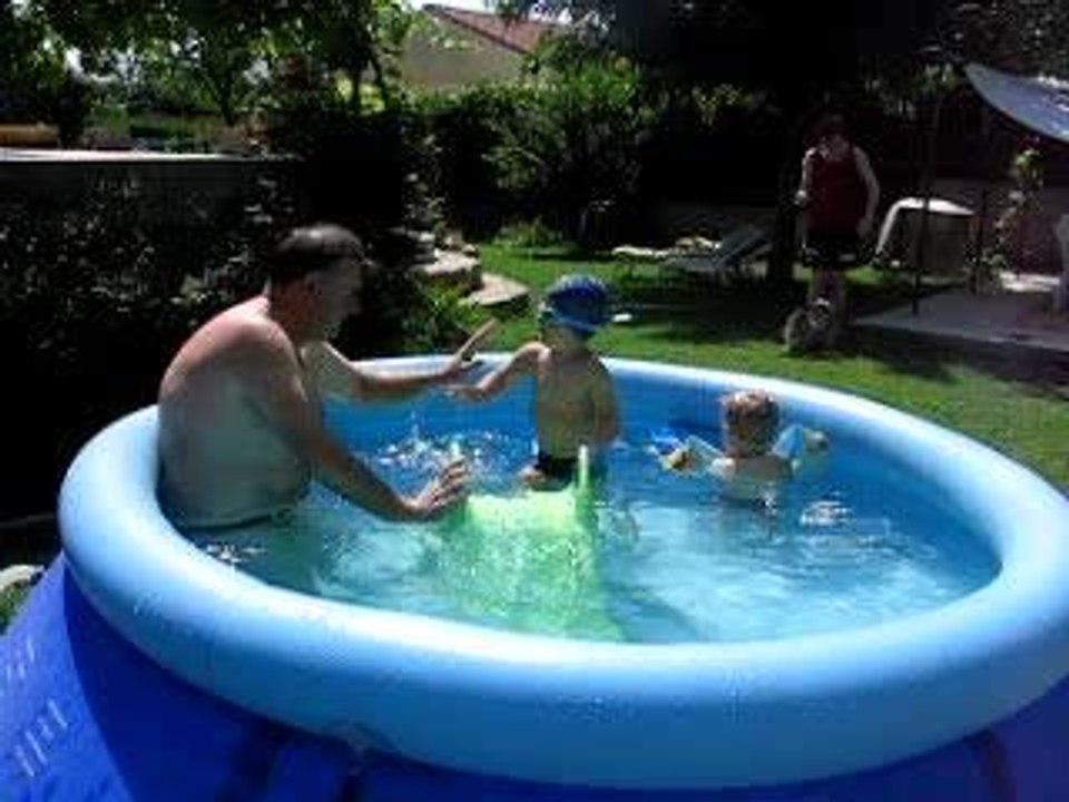 Dans la piscine chez papy et mamie !!!
