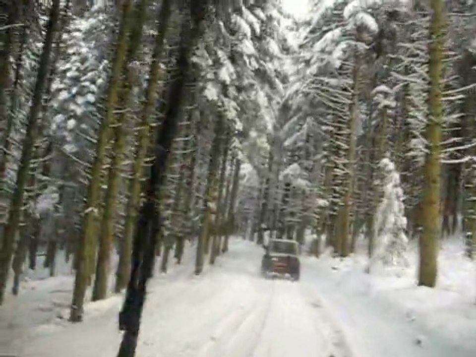 Rando 4x4 Suzuki Vévé42 Féérie de la neige en Forêt 27112010 MVI_0101