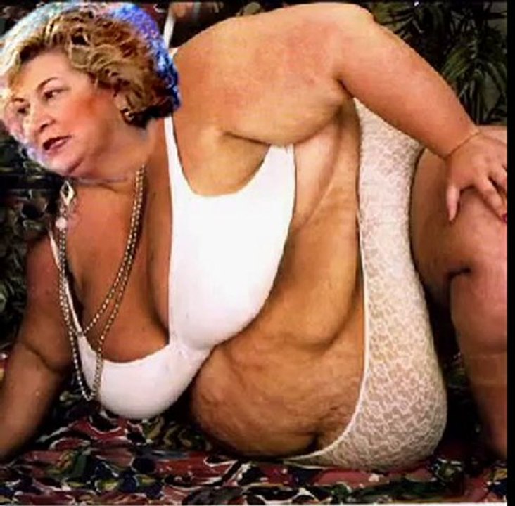 Badigard Naciye şarkıcılığa başladı.