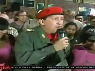 Presidente Chávez recorre refugios del estado Vargas