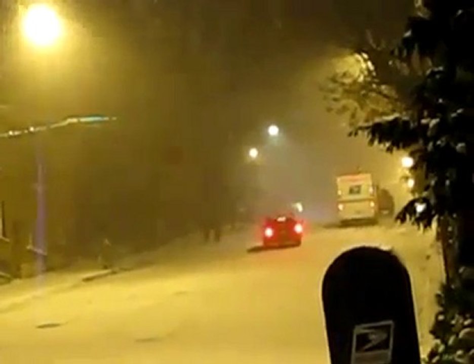 Voiture dans une pente enneigée