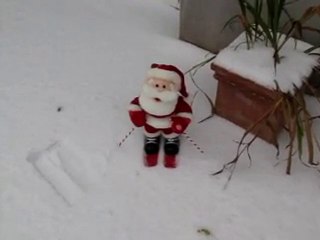 le pére noel combat la neige