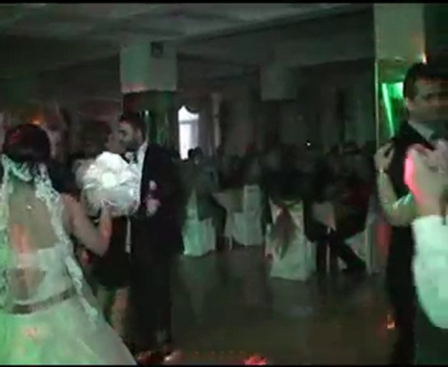 Elif ve Bahadır' ın Düğünü, ilk dans