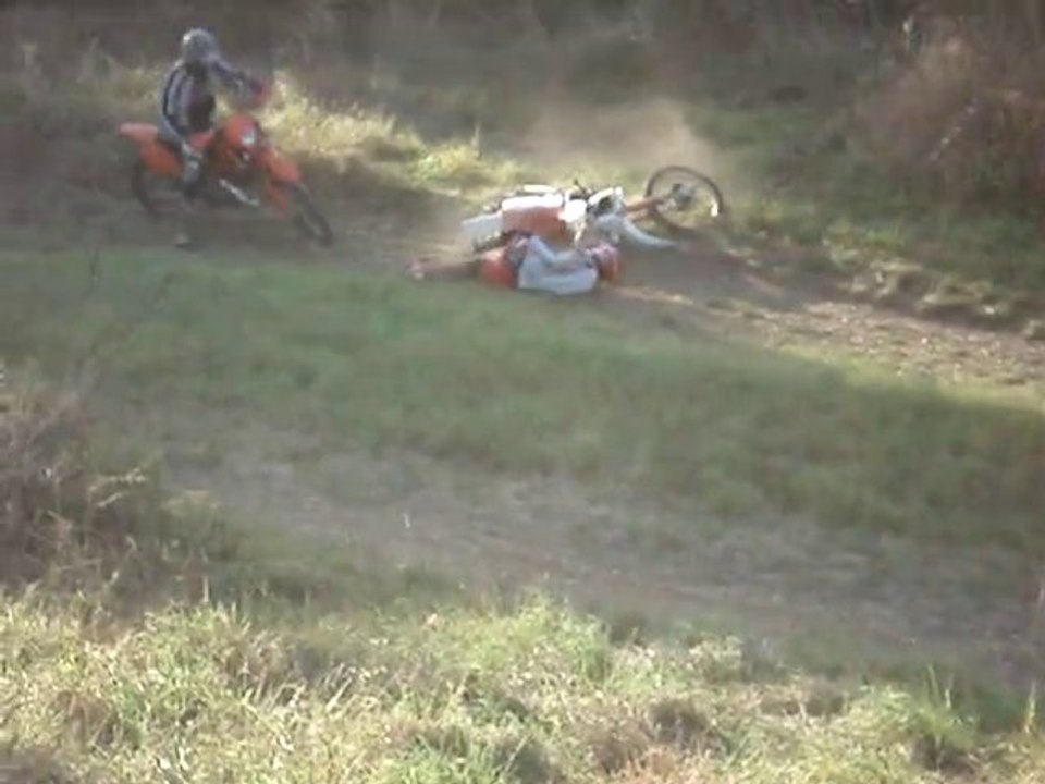 en moto cross regarde devant sinon c la chute mdr ptdr