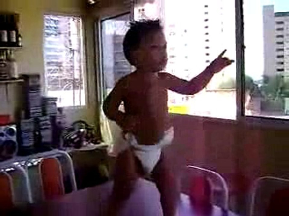 Bébé danse mort de rire! Bébé baby crazy hilarious