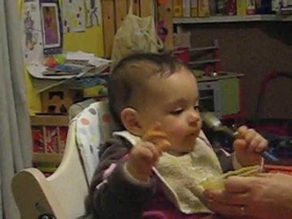 Eryne mange seule à 11 mois