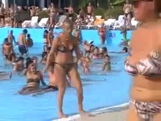 Effets de la drogue : extasy une fille folle en public