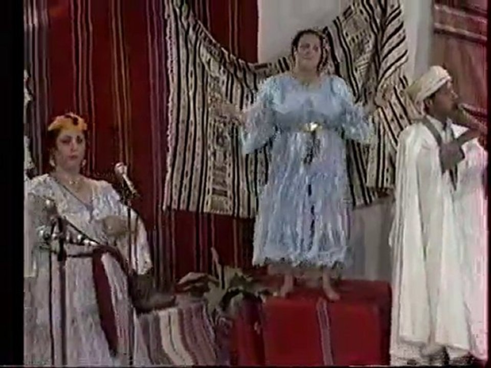 Cheikha Mouni (4/8) - Folklore Chaoui - Gasba Chaouia