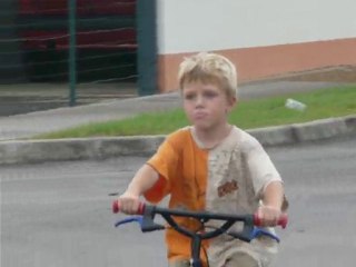 Baptiste fait du vélo sans roulette