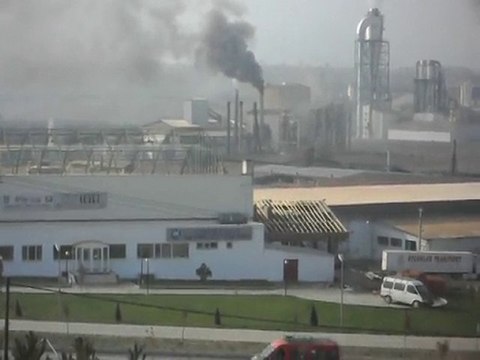 SAMSUN VEZİRKÖPRÜ KERESTE FABRİKASI ÇEVREYİ KİRLETİYOR