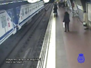 Un policier sauve un homme tombé sur les rails