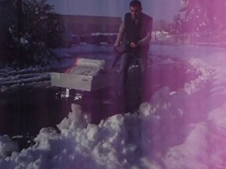 Tracteur électrique JOBBY équipé d'une lame à neige