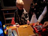 Mattéo ouvre son cadeau, 6 décembre 2010