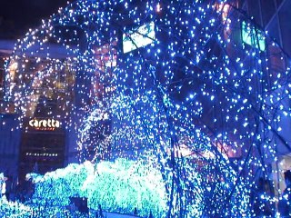 Noël: les quartiers branchés de Tokyo brillent de mille diodes