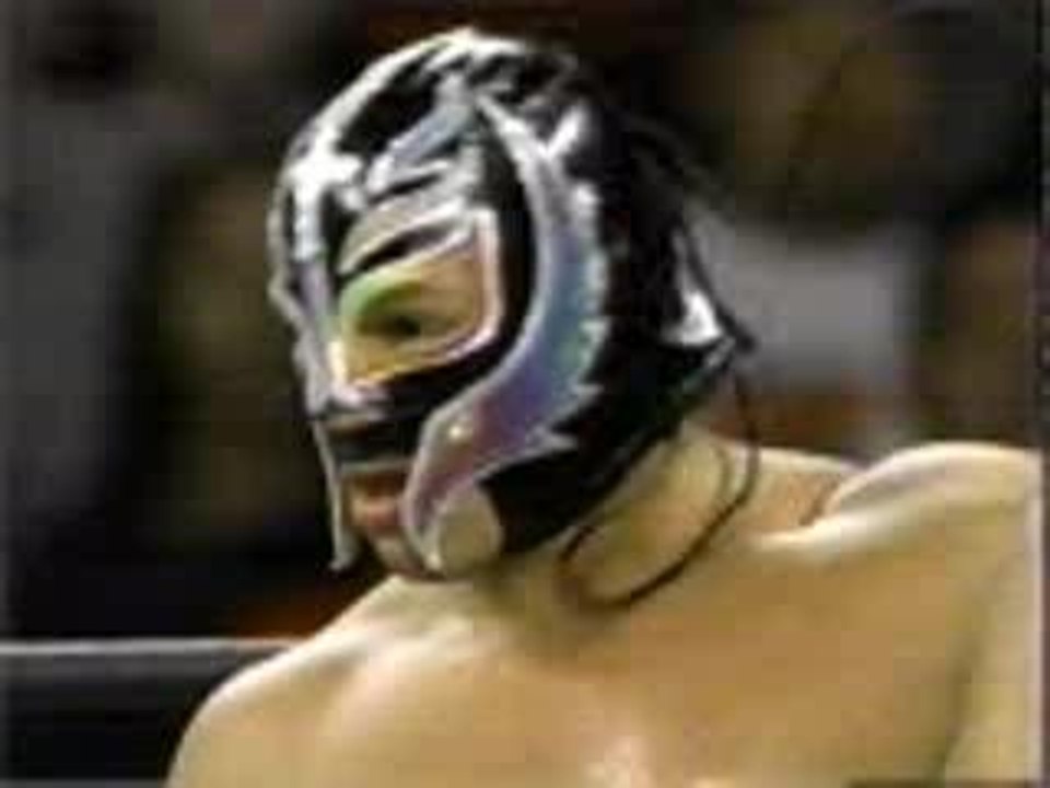 rey mysterio enléve son masque