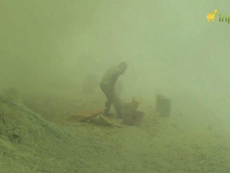 Les porteurs de soufre du cratère Ijen