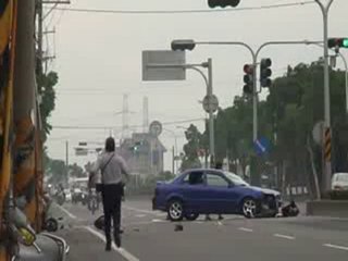 Accidente de moto por pasarse semforo en rojo un coche