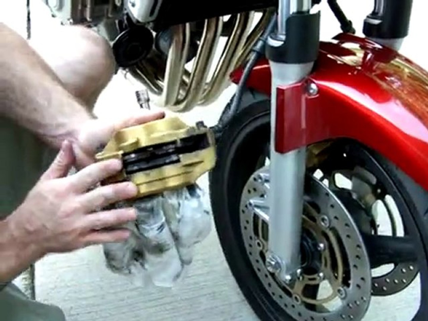 Scooter ve Motosiklette Disk fren balataları değişimi - Dailymotion Video