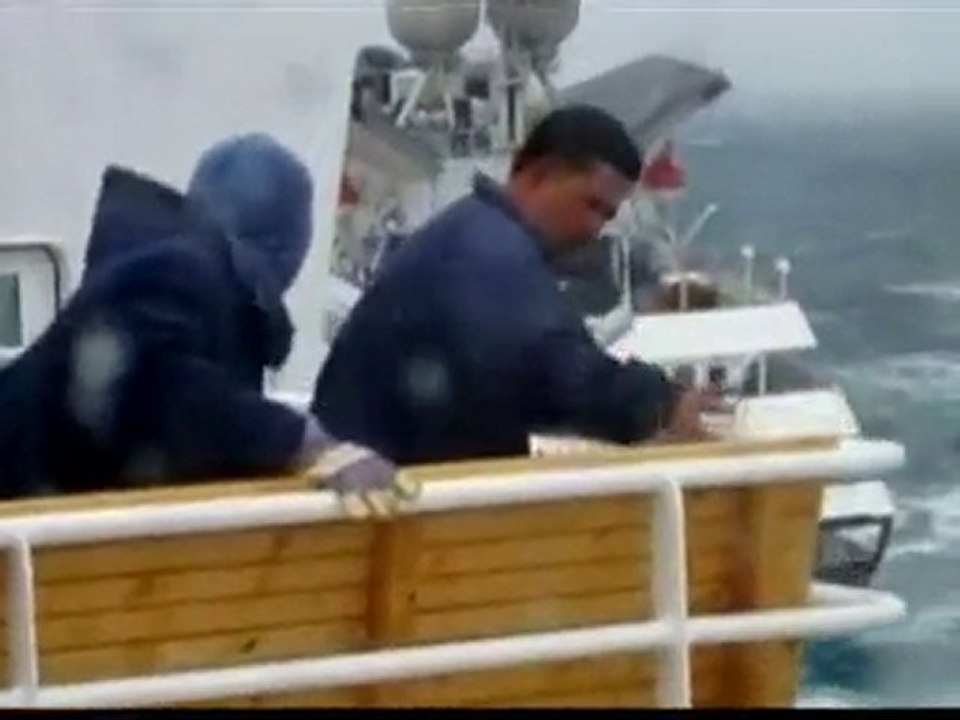 Tourist ship battered by Antarctic waves