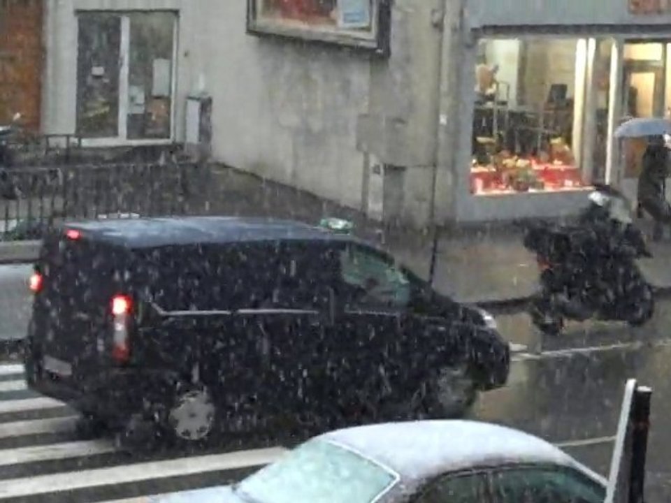 Il neige. It's snowing.