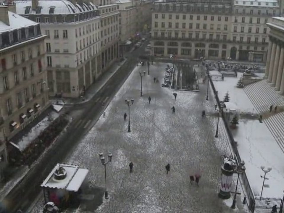 Freeze paralyses Paris