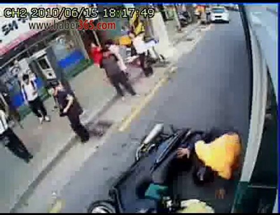 Otobusten inen kiza motor çarpti