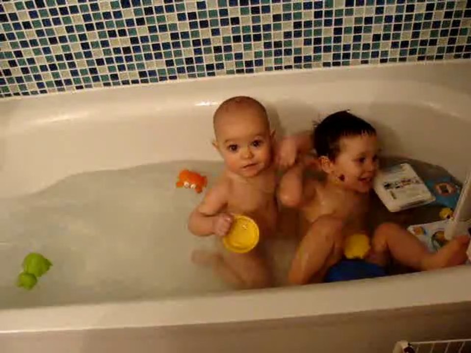 Le premier bain d'Alex sans siège