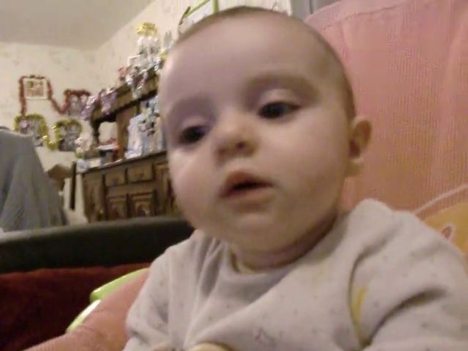 Lana 8mois et demi dit maman