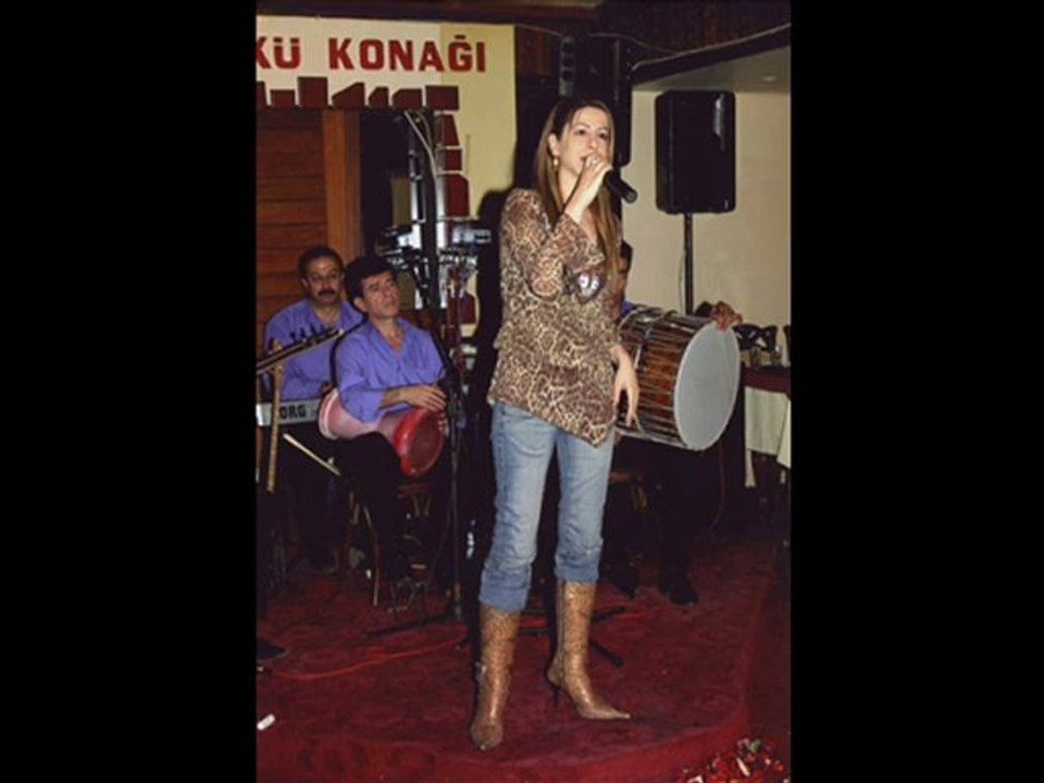 Yeliz Aral - Eli Al Kınalı