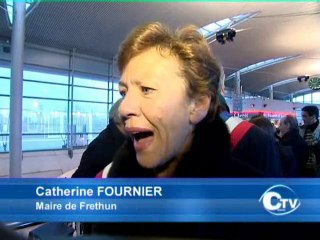 Manifestation des élus en gare de Calais-Frethun