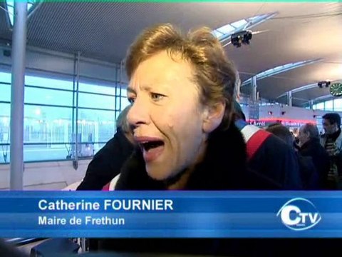 Manifestation des élus en gare de Calais-Frethun