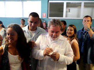 Brésil: le président Lula inaugure un téléphérique