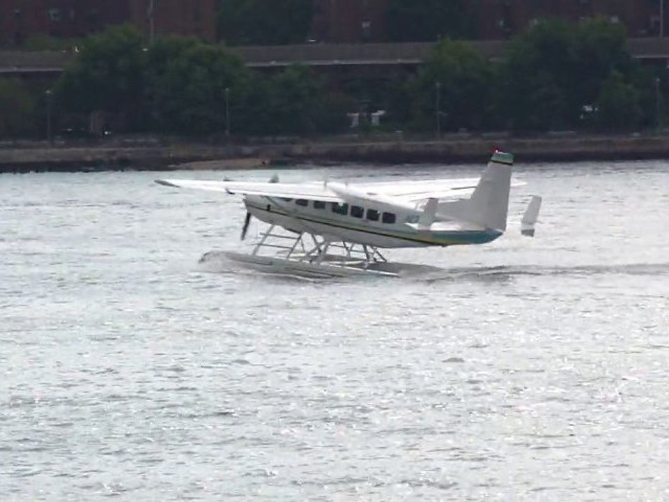 Cessna Caravan Amphibian sea-landing  in East River