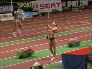 Yelena Isinbayeva just misses jump at Paris