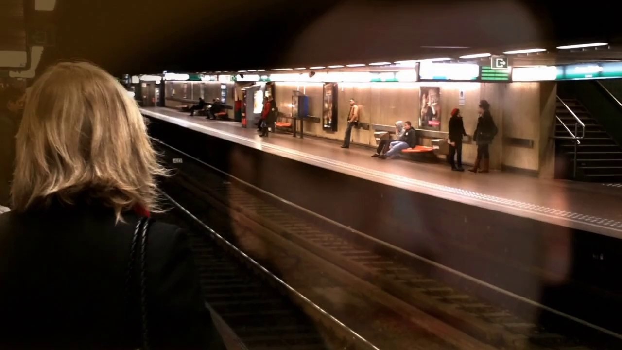 J'attends le métro dans mon automobile