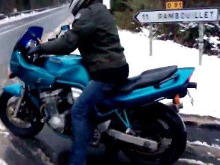 Micha qui galère en bandit avec la neige