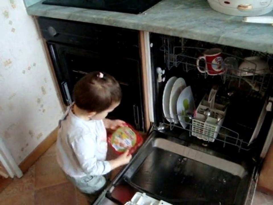 Emma et le lave vaiselle
