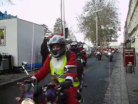 Les pères Noël motards pétaradent
